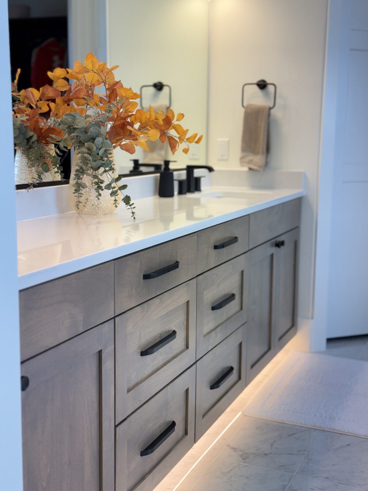 Bathroom vanity with natural decor